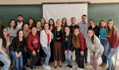 Professora discute a LGPD na saúde com formandos do Curso de Enfermagem da URI