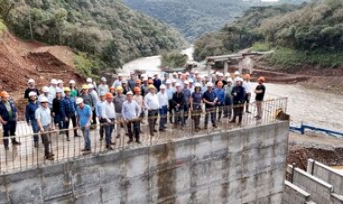 PCH Santo Cristo em construção pela Creral recebe visita de empresários e autoridades
