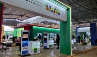 Assinaturas e programas de auxílio aos agricultores marcam participação da Conab na Expointer