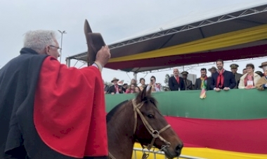 Desfile Farroupilha emociona milhares de pessoas na capital gaúcha