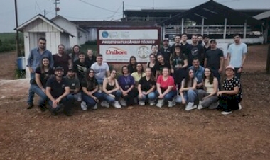 Acadêmicos de Medicina Veterinária da URI visitam granja leiteira de referência estadual
