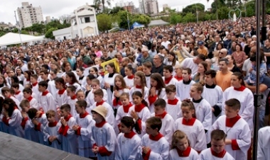 Em manhã nublada, chuvisco e sol fraco, crianças vivem sua romaria de Fátima em Erechim