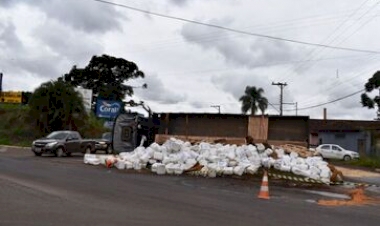 Acidente causa vazamento de herbicidas na ERS 135