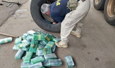 PRF prende motorista com mais de 120 quilos de cocaína em estepes de caminhão