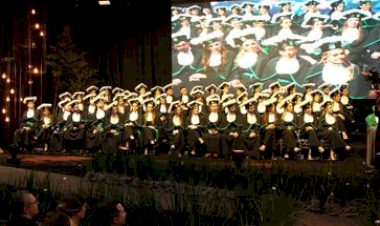 Cinquenta e dois novos médicos colam grau