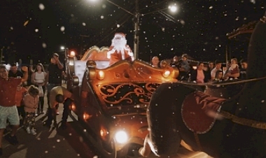 Primeira noite do Natal Brilha Machadinho encanta público com desfile emocionante