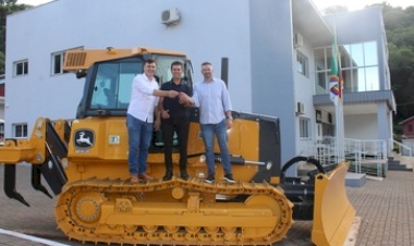Prefeitura de Charrua adquire nova máquina