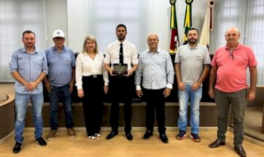 Câmara de Vereadores de Getúlio Vargas entrega moção de parabenização ao atleta Tiago Perez