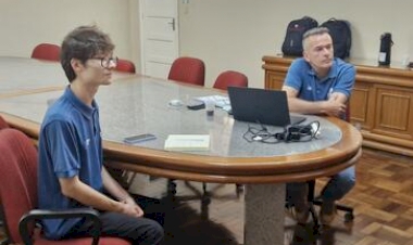 Professor e aluno participam de videoconferência sobre estudos olímpicos