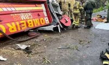 Cinco pessoas morrem em colisão entre caminhão dos bombeiros e carro de passeio