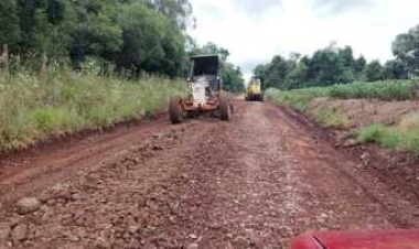 Entre Rios do Sul realiza manutenção na estrada que liga o município a Cruzaltense