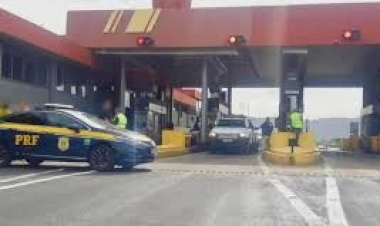 Criança de oito anos é esquecida no pedágio da Freeway após parada para ir ao banheiro