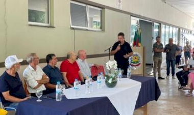 Presidente da AMAU, Delfim, participa de solenidade em Aratiba