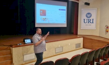 Consultor do Sistema Positivo palestra no encontro de formação da Escola da URI