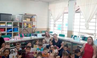 Getúlio Vargas -  Município distribui livros de educação étnico-racial  para todas as escolas da rede