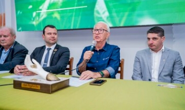 Jânio Stefanello recebe o Troféu 