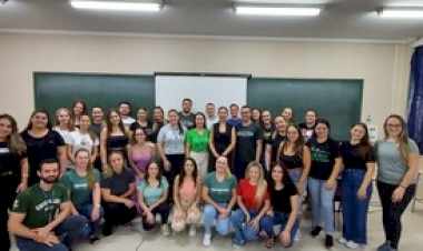 Acadêmicos de Enfermagem discutem segurança do paciente em encontro com egressa da instituição