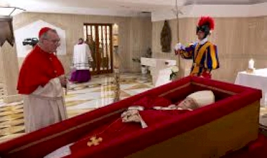 Vaticano divulga imagens do papa em caixão de madeira
