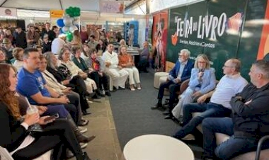 Conversa e café com a patrona e o homenageado promove troca com o público
