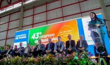 Adriane Perin assume presidência da Famurs