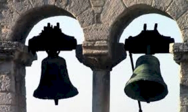 Sinos tocam na Praça de São Pedro para anunciar a escolha de novo papa