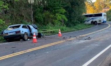 Acidente entre automóvel e ônibus na ERS-404 deixa quatro mortos na madrugada deste domingo