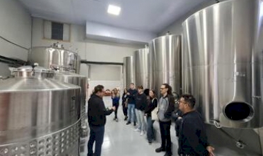 Estudantes da URI exploram processos da vitivinicultura em visita à Vinícola Soliman