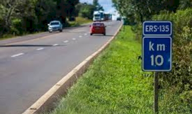 EGR realiza obras de conservação na RS-135 entre Estação e Erechim.