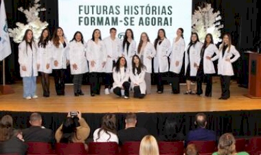 Calouros de Farmácia e Biomedicina participam de cerimônia de entrega de jalecos