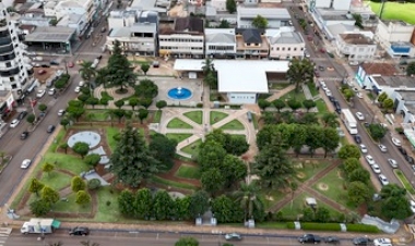 Getúlio Vargas inicia remoção de árvores da Praça Flores da Cunha para revitalização paisagística e segurança ambiental
