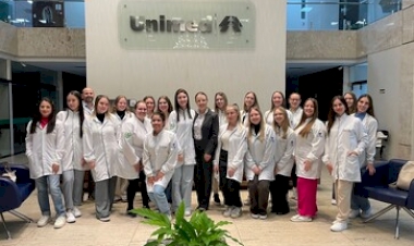 Estudantes de Biomedicina da URI vivenciam a prática profissional em visita técnica na Unimed