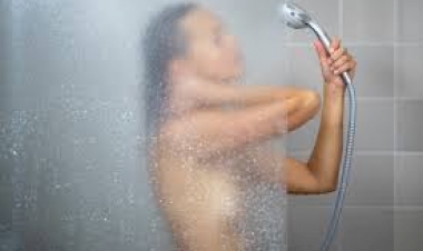 É melhor para a saúde e higiene tomar banho de manhã ou à noite? Microbiologista responde