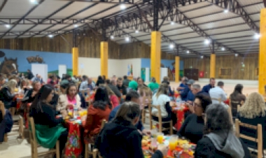 Coletivo de Mulheres de Entre Rios do Sul se destaca em ação voluntária durante seminário regional