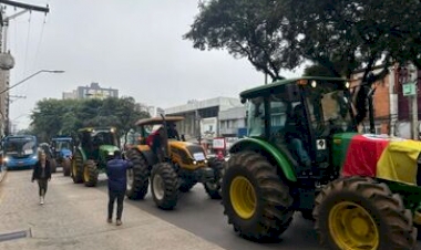Agricultores realizam mobilização com mais de 400 tratores em Passo Fundo