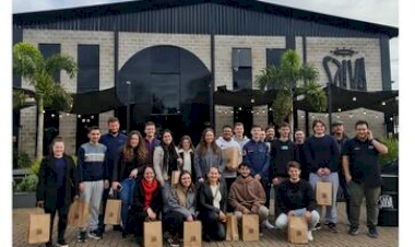 Alunos da URI Erechim realizam visita técnica à Docile e à Cervejaria Salva