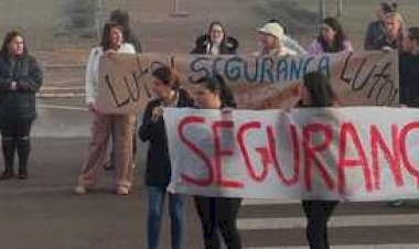 Manifestantes pedem segurança nas escolas de Getúlio Vargas