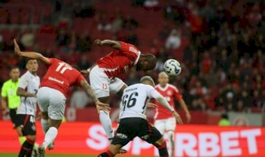 Com gol nos acréscimos, Inter bate o Vitória por 1 a 0 e deixa a zona de rebaixamento do Brasileirão