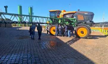 Emater/RS-Ascar capacita extensionistas sobre pulverizadores autopropelidos