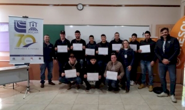 Jovens rurais participam de curso sobre bovinocultura leiteira em Charrua