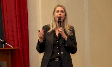 Palestra da Escola da URI debate desafios da parentalidade no mundo atual em evento escolar