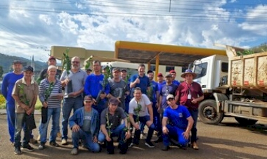Barra do Rio Azul amplia área citrícola com entrega de mudas de laranja a agricultores