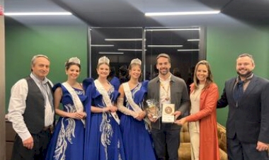 Corte de Getúlio Vargas entrega convite ao governador Eduardo Leite para a abertura do 15º Acampamento Farroupilha