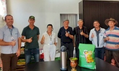 Estação promove entrega de sementes para agricultores familiares