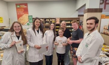 Estudantes de Nutrição da URI promovem educação alimentar em supermercado e escola