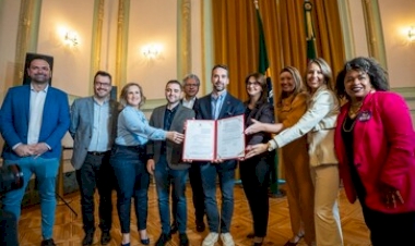 Leite sanciona lei que cria Secretaria da Mulher e apresenta titular da pasta, Fábia Richter