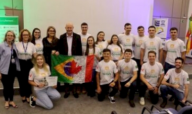 Emoção marca retorno de intercâmbio no Canadá de jovens rurais gaúchos