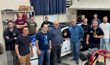 Acadêmicos de engenharias da URI têm encontro com piloto Juliano Sartori