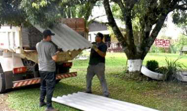 Município inicia entrega de telhas às famílias do  interior atingidas pela tempestade de granizo