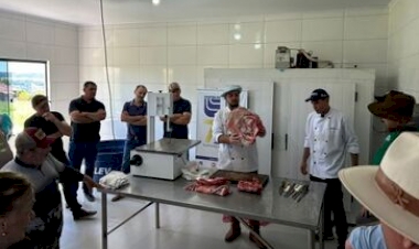 Carne ovina: cortes diferenciados e produção artesanal de linguiças são demonstrados em Faxinalzinho