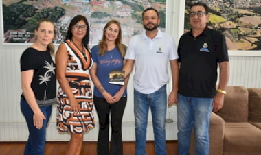 Autora Alana Guadagnin apresenta livro “Lembranças” em visita de cortesia à Administração Municipal de Getúlio Vargas